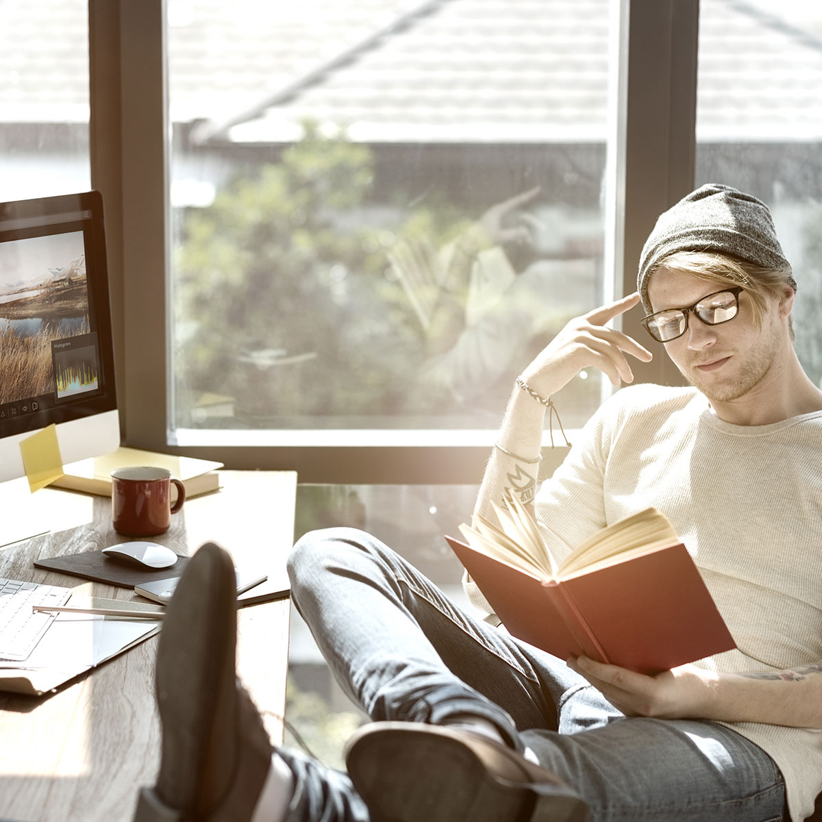 Американец читает книгу. Американец читает мысли. A man is reading. Business man reading book.